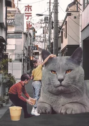 Enfants lavant un chat géant dans les rues de Tokyo