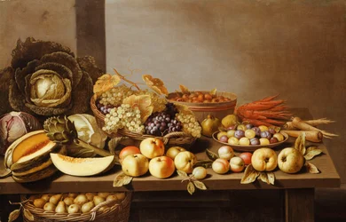 Bols de fruits et de noix sur une table en bois avec un panier de poires en dessous