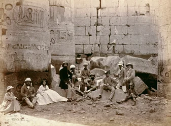 Photographie de groupe dans la salle des colonnes, Karnak, Égypte