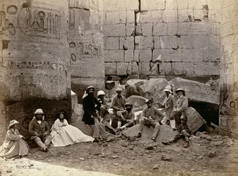 Photographie de groupe dans la salle des colonnes, Karnak, Thèbes, 1862