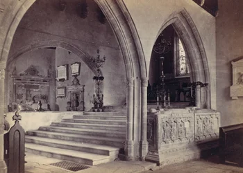 Monuments et marches du chœur, église de Tenby, années 1870