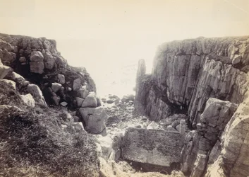 [Crique rocheuse avec paysage marin], années 1870
