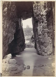 Vue à travers des rochers d