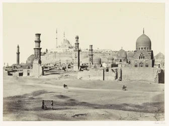 Vue sur la partie sud de la nécropole au Caire