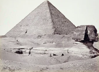 La Grande Pyramide, avec le Sphinx au premier plan, El-Geezah