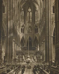 Le Grand Autel et le Reredos au-delà du Chœur de l