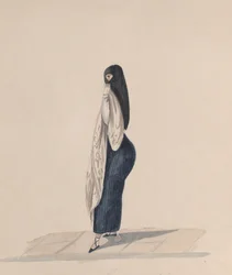 Une femme portant la saya debout de profil, d