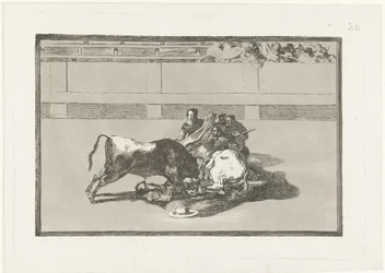 Un picador est jeté de son cheval et se trouve sous le taureau