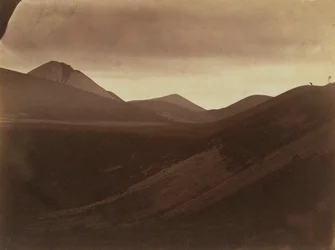 Paysage sombre avec collines