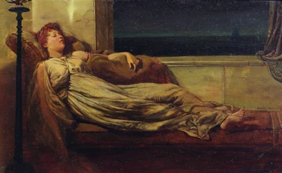 Dame classique allongée sur une chaise longue