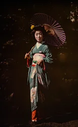 Femme japonaise tenant un parasol et portant un kimono, autochrome couleur précoce, vers 1916 (photo)