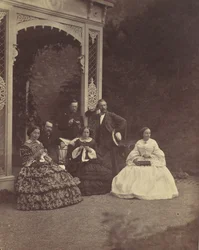 [Portrait de trois femmes et hommes dans un jardin]