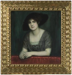 Marie avec un chapeau sombre