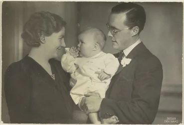 Portrait de Juliana, reine des Pays-Bas, Bernhard de Lippe-Biesterfeld et Beatrix, reine des Pays-Bas