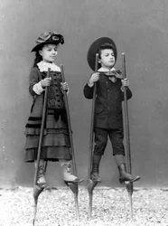 Les enfants de Romualdo Alinari, Adele et Arturo, sur des échasses, Florence, vers 1875