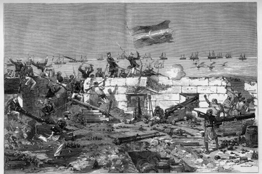 Tunisie, juillet 1881 : les troupes françaises prennent la ville de Sfax suite à la révolte des habitants contre le protectorat français de Tunisie. Les fusiliers marins prennent la batterie circulaire. Gravure de De Haenen dans « Le Monde Illustré » n°127