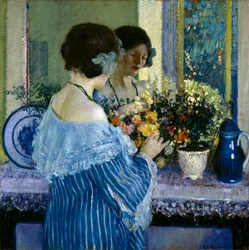 Fille en bleu arrangeant des fleurs