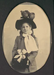 [Fille en costume de marche avec chapeau et manchon]