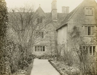 Manoir de Kelmscott : La façade du jardin