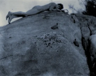 Jeune homme nu sur des rochers avec une tortue et une houlette, vers 1906