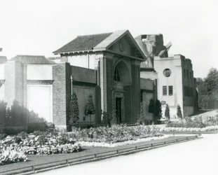 La Maison des Reptiles au Zoo de Londres en 1928 avec des parterres de fleurs formels le long des chemins menant à l