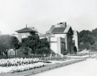 La Maison des Reptiles au Zoo de Londres en 1928 avec des parterres de fleurs formels le long des chemins menant à l