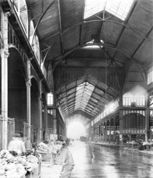 Une allée couverte des Halles centrales, Paris, vers 1900