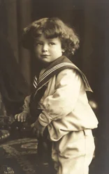 Garçon en costume de marin
