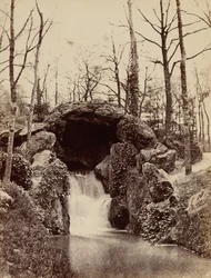 Cascade dans le bois de Boulogne, c. 1855 (photo)