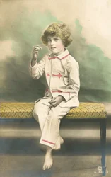 Enfant en pyjama fumant