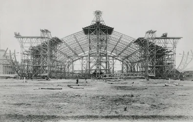 Construction de la Galerie des Machines pour l
