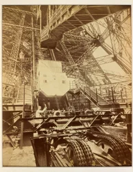 Équipement pour faire fonctionner le système de levage de la Tour Eiffel, vers 1888