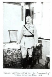 Le général Robert Nivelle (1856-1924) prenant le commandement de l