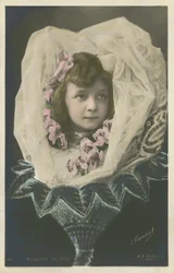 Fille dans une fleur