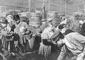Dernières ventes avant la cloche, rue Rambuteau, Les Halles, Paris, 1897