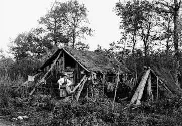 Cabane de bûcherons, près de Bourmont en Haute-Marne, vers 1880. Collection Ducos
