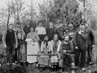 Camp de bûcherons avec leur famille, région de Chaumont, Haute-Marne, vers 1880. Collection Ducos