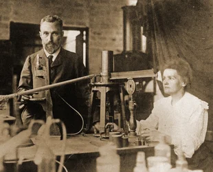 Pierre et Marie Curie dans le laboratoire