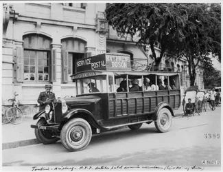 Autobus postal à Haiphong, vers 1920