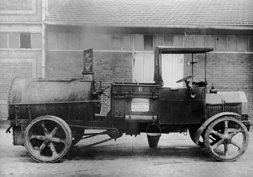 Camion de goudronnage, vers 1900