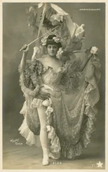 Femme en costume élaboré