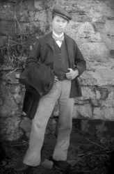 Jeune homme un dimanche près de Bourmont en Haute-Marne, vers 1880. Photographie. Collection Ducos.