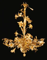 Un lustre français en bronze et laiton à huit lumières, seconde moitié du 19ème siècle