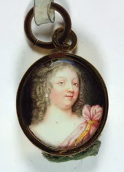 Une dame, en draperie cramoisie