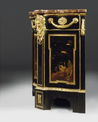Une commode Louis XV tardive, c.1763-70
