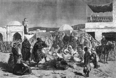Un charmeur de serpents sur la place du Souk de Béja en Tunisie