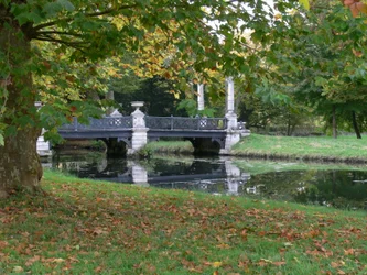 Vue du pont des jardins anglais, Le Pont des Grandes Hommes