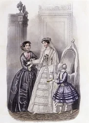 Une femme en robe de mariée entourée d