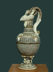 Aiguière en fine faïence réalisée à Saint-Porchaire, vers 1550
