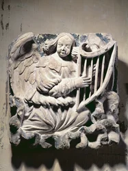 Ange musicien jouant de la harpe (bas-relief)